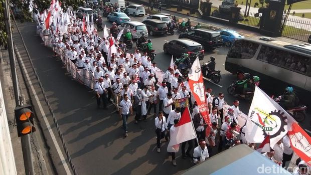 Ribuan Pekerja 'Putihkan' Kantor Pusat Pertamina