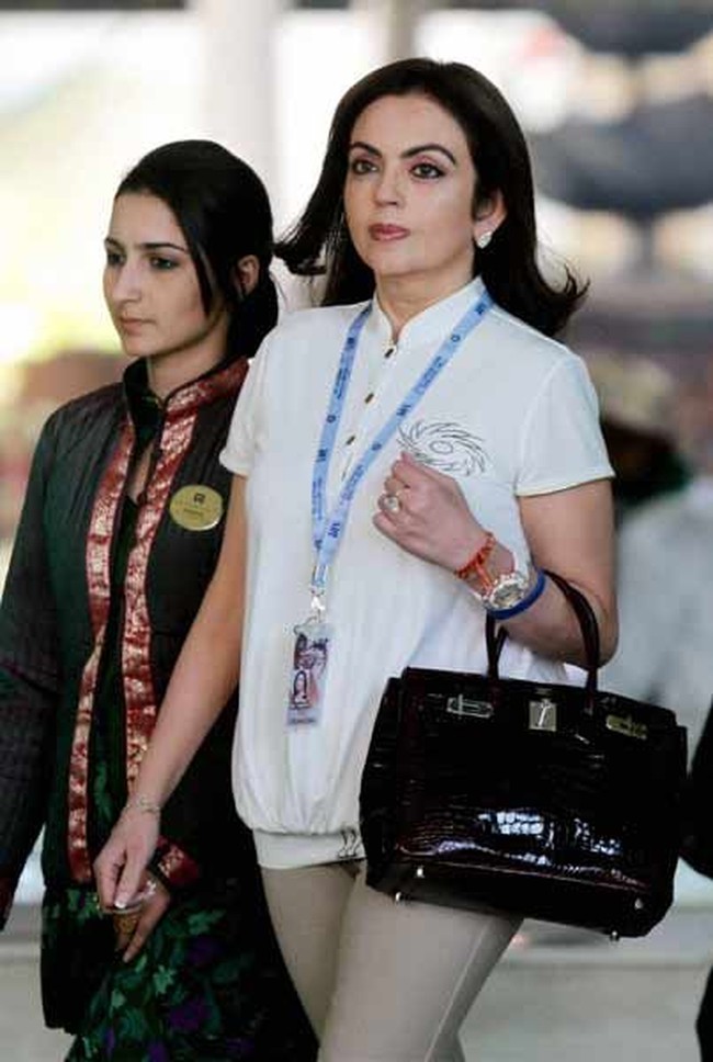 Inilah Nita Ambani, istri orang terkaya di Asia Mukesh Ambani. Nita bukan hanya sekadar istri orang terkaya dengan kekayaan mencapai US$ 44,3 miliar atau Rp 620 triliun (kurs Rp 14.000). Dalam bisnis sang suami, dia menjadi pemimpin dan pendiri Reliance Foundation dan direktur non eksekutif Realiance Industries. Foto: Viral Bhayani, Highheelconfidential