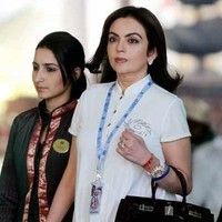 Inilah Nita Ambani, istri orang terkaya di Asia Mukesh Ambani. Nita bukan hanya sekadar istri orang terkaya dengan kekayaan mencapai US$ 44,3 miliar atau Rp 620 triliun (kurs Rp 14.000). Dalam bisnis sang suami, dia menjadi pemimpin dan pendiri Reliance Foundation dan direktur non eksekutif Realiance Industries. Foto: Viral Bhayani, Highheelconfidential