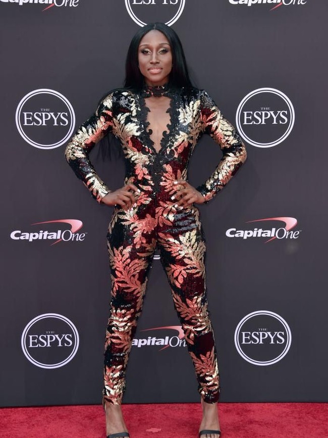 Bintang softball A.J. Andrews menjadi ratu semalaman dengan jumpsuit keemasan. (Foto: Alberto E. Rodriguez/Getty Images)