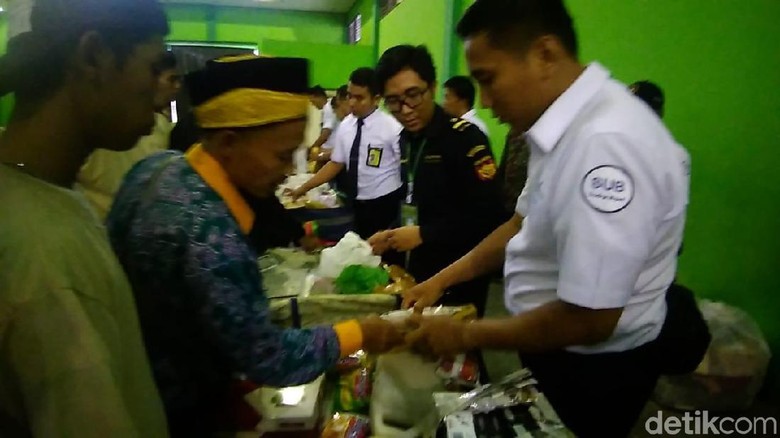 Duh, Calhaj-calhaj ini Selundupkan Ratusan Slop Rokok dalam Koper Duh, Calhaj-calhaj ini Selundupkan Ratusan Slop Rokok dalam Koper
