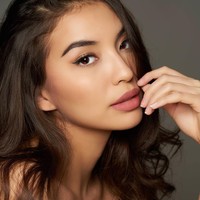 Terakhir ada pemain sinetron dan model, Manohara Odelia Pinot. Ia menikah dengan Kesultanan Malaysia di usia masih sangat belia, 16 tahun. Setelah berpisah dengan Tengku Fachry, Manohara masih belum menikah lagi. Ia kini berperan aktif dalam menyuarakan perlindungan terhadap binatang.  Foto: Instagram @manodelia