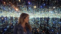 Sedangkan momennya dengan latar cantiknya in idabadikan di The Broad, sebuah museum seni kotemporer yang berada di Los Angles, Amerika Serikat. (brittneypalmer/Instagram)