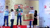 Marketing Director AHM Thomas Wijaya menyerahkan trofi kepada juara 1 kelas instruktur big bike. Peserta terbaik di kelas big bike dan kelas sport akan mengikuti The 19th Safety Japan Instructors Competition di Jepang. Istimewa/AHM.