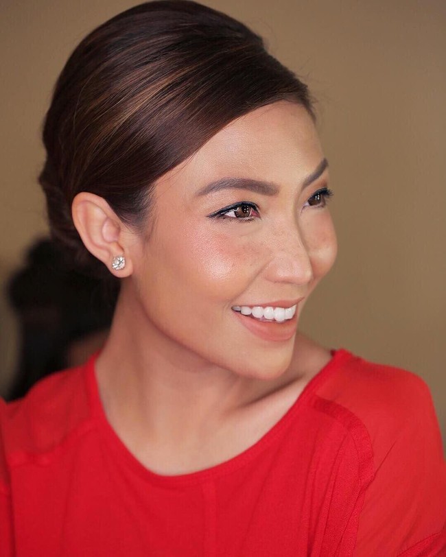 Ayu Dewi pun ikut mencoba makeup freckles. Efek freckles dikreasikan tipis-tipis, sementara wajah Ayu terlihat glowy dengan pulasan highlighter di bagian pipi. Foto: Instagram/@mrsayudewi