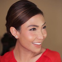 Ayu Dewi pun ikut mencoba makeup freckles. Efek freckles dikreasikan tipis-tipis, sementara wajah Ayu terlihat glowy dengan pulasan highlighter di bagian pipi. Foto: Instagram/@mrsayudewi