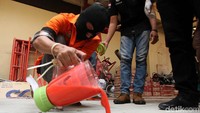 Pelaku memusnahkan narkoba jenis ekstasi yang berhasil diamankan oleh pihak kepolisian.