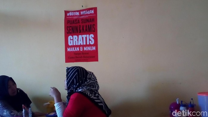 Makan di Warung Ini Gratis Tiap Jumat untuk Pembaca Surat 