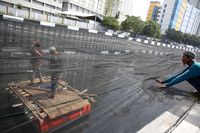Kali Item yang ditutup dengan waring.