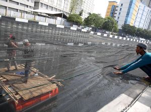 Kontroversi Waring Penutup Buruk Rupa Kali Item