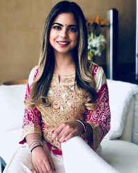 Isha Ambani akan melangsungkan pernikahan mewah 12 Desember mendatang. Kabarnya, Beyonce tampil di pernikahan putri orang terkaya se-Asia itu.