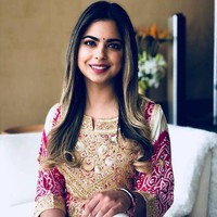 Saat usianya 16 tahun, sosoknya baru menarik perhatian ketika majalah Forbes memasukkannya dalam daftar anak muda terkaya, salah satu pewaris Reliance Industries. Nyatanya dalam kesehariannya kehidupan Isha Ambani tidak seperti anak orang kaya pada umumnya. Dalam sebuah wawancara ibunda Isha, Nita Ambani pernah mengungkapkan dia dan suami memutuskan tidak memanjakan anak-anak mereka dengan kekayaan.Isha dan saudara kembarnya Akash Ambani serta kakak mereka Anant Ambani merasakan pergi ke sekolah dengan naik angkutan umum. Uang jajan yang diberikan sang ibu pun jumlahnya tidak banyak. (Foto: Instagram)