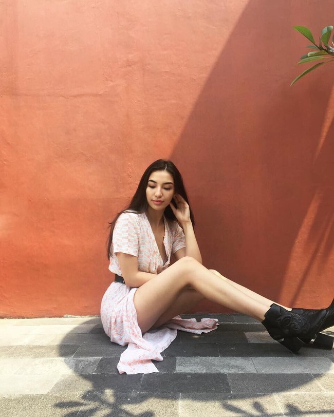 Saat Manohara berpose dengan menampilkan kaki jenjangnya. Terlihat anggun dan seksi. Foto: Instagram @manodelia