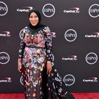 tlet anggar AS Ibtihaj Muhammad juga muncul di karpet merah ESPY Awards 2018. Gaun berekor dramatis nan anggun menjadi pilihan atlet berhijab pertama yang mewakili AS di Olimpiade 2016. (Foto: Alberto E. Rodriguez/Getty Images)