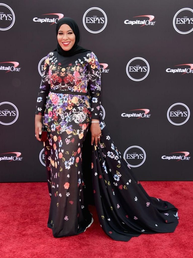 tlet anggar AS Ibtihaj Muhammad juga muncul di karpet merah ESPY Awards 2018. Gaun berekor dramatis nan anggun menjadi pilihan atlet berhijab pertama yang mewakili AS di Olimpiade 2016. (Foto: Alberto E. Rodriguez/Getty Images)