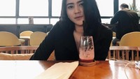 Sepertinya Karina jalani pola hidup sehat nih. Gadis beralis tebal ini baru saja menghabiskan segelas jus di hadapannya. Foto: Instagram karinandiasa