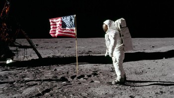 Salah satunya adalah foto Aldrin yang berdampingan dengan bendera Amerika Serikat ini. Foto: NASA