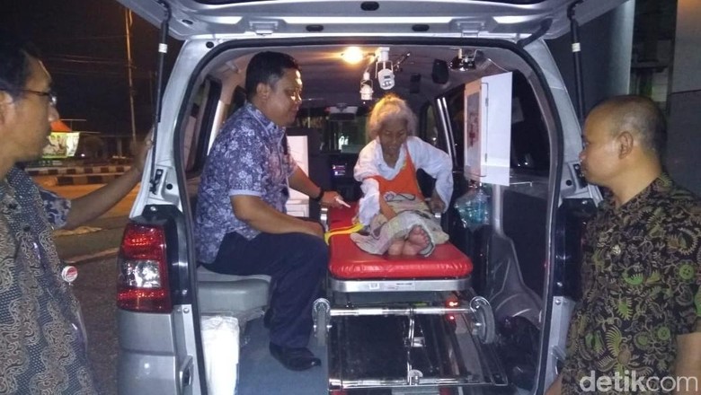 Mbah Marinem yang Hidup Sendirian di Gubuk Reyot Akhirnya Dievakuasi Mbah Marinem yang Hidup Sendirian di Gubuk Reyot Akhirnya Dievakuasi