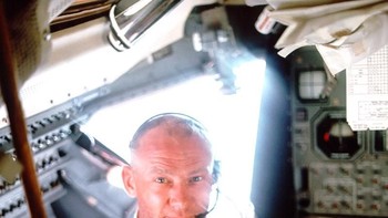 Selain menjadi orang kedua yang menginjakkan kaki di Bulan, Aldrin merupakan orang pertama yang buang air kecil di satelit alam Bumi. Foto: NASA