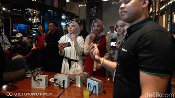 Permainannya mereka melakukan aksi lucu dengan kemampuan Oppo Find X. Foto: Rachmatunnisa/detikINET