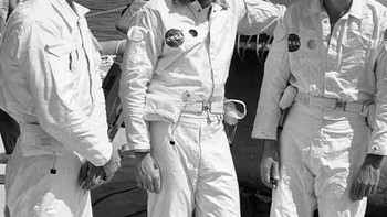 Neil Armstrong, Buzz Aldrin, dan Michael Collins harus menjalani karantina selama 21 pasca kembali ke Bumi. Foto: NASA