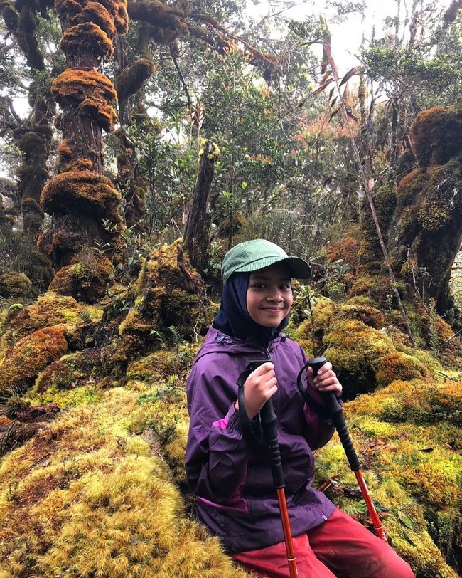 Khansa Syahlaa, hijabers Indonesia yang masih berusia 12 tahun itu telah berhasil mendaki tujuh puncak gunung tertinggi di Indonesia, yaitu Gunung Semeru, Kerinci, Rinjani, Bukit Raya hingga puncak gunung Cartenz di Papua. Foto: Instagram/Khansa_summiters