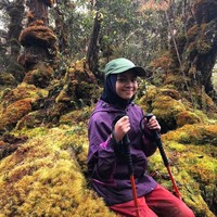 Khansa Syahlaa, hijabers Indonesia yang masih berusia 12 tahun itu telah berhasil mendaki tujuh puncak gunung tertinggi di Indonesia, yaitu Gunung Semeru, Kerinci, Rinjani, Bukit Raya hingga puncak gunung Cartenz di Papua. Foto: Instagram/Khansa_summiters