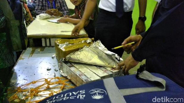 Duh, Calhaj-calhaj ini 'Selundupkan' Ratusan Slot Rokok dalam Koper