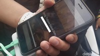 Saat ditemukan oleh saksi mata, di layar monitor laptop milik korban meninggalkan tulisan nomor telpon untuk menghubungi kakaknya. Tolong telepon Kaka Dahu 081xxxxxxxxx tulis korban di laptop miliknya. 