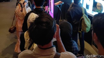 Mereka antusias ingin menjajal ponsel vendor China ini. (Foto: Lucki Aprilianto/detikcom)