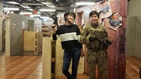Sesekali main airsoft lah. Foto: Instagram @lunamaya