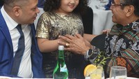 Wah Amora dan ayahnya lagi makan malam bersama Presiden Timor Leste. Kelihatan Presidennya gemas dan ingin berkenalan dengan si cantik Amora. Foto: instagram @ariannhaamora.lemos