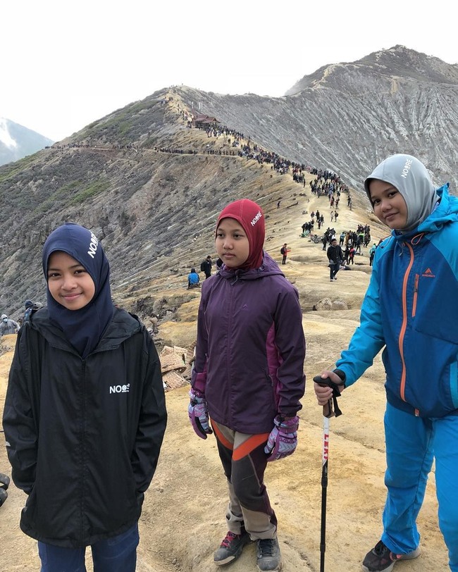 Khimar yang ia kenakan ia tumpuk dengan wind breaker jacket sehingga lebih praktis untuk bergerak. Busana longgar dan tertutup juga tidak menghalangi aktivitasnya, justru melindunginya dari cuaca dingin. Foto: Instagram/Khansa_summiters