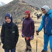 Khimar yang ia kenakan ia tumpuk dengan wind breaker jacket sehingga lebih praktis untuk bergerak. Busana longgar dan tertutup juga tidak menghalangi aktivitasnya, justru melindunginya dari cuaca dingin. Foto: Instagram/Khansa_summiters