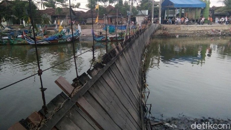Jembatan Tua Penghubung Jepara-Pati Putus, Puluhan Orang Luka Jembatan Tua Penghubung Jepara-Pati Putus, Puluhan Orang Luka
