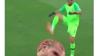 Klopp sempat memuji Karius sebagai kiper yang bagus. Tapi sekarang sudah jelas ia lebih memilih Alisson yang digambarkan dalam meme ini menginjak Karius. Foto: istimewa
