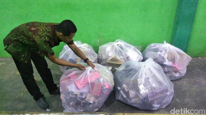 Petugas Sita 472 Slop Rokok dari Calhaj Kloter 13 Asal Pamekasan Petugas Sita 472 Slop Rokok dari Calhaj Kloter 13 Asal Pamekasan