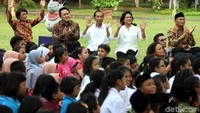 Begini suasana hangat saat Presiden Jokowi mengajak anak-anak bermain di halaman Istana Merdeka, Jakarta, Jumat (20/7/2018).