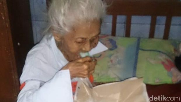 Mbah Marinem setelah dievakuasi dari gubug reyotnya.