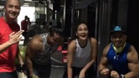 Tak cuma sekali, ia kerap membagikan fotonya saat di gym dan ini menarik pujian dari pada fansnya. Foto: Instagram @lunamaya