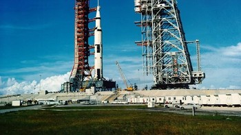 Kennedy Space Center, yang namanya diambil dari John F. Kennedy sebagai pemberi titah untuk berangkat ke Bulan, dipilih menjadi tempat peluncuran. Foto: NASA