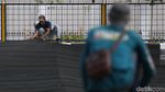 Ini Dia Kali Item Dekat Wisma Atlet yang Ditutupi Waring