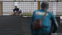 Waring itu dipasang di sepanjang Kali Sentiong.