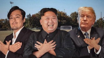 Momen pertemuan antara Presiden Donald Trump dan Pemimpin Kim Jong Un tak disia-siakan oleh Jones. Ia ikut serta berfoto bersama kedua pemimpin tersebut. Istimewa/Boredpanda.