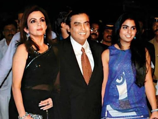 Ayah Isha, Mukesh Ambani adalah industrialis dengan kekayaan senilai US$ 44,8 miliar atau setara Rp 640,64 triliun yang menjadikannya orang terkaya se-Asia. Demikian Forbes mewartakan. Sementara calon suami Isha merupakan anak dari Ajay Piramal, miliuner sekaligus bos dari Piramal Group. (Foto: Instagram)