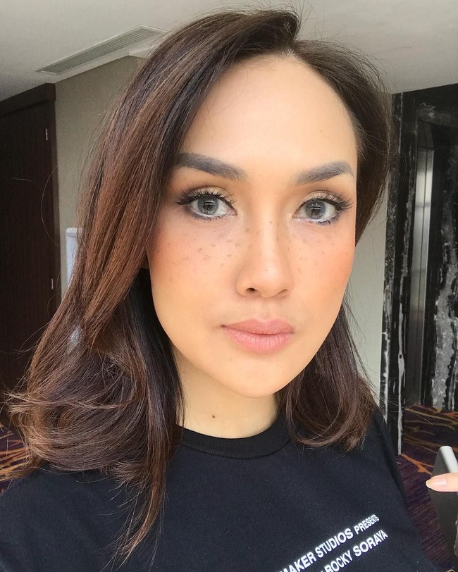 Sara Wijayanto juga tak ketinggalan ikut tren makeup freckles. Riasan mata Sara dibuat bold dengan nuansa emas, sementara freckles dibuat lebih samar di area dekat pipi dan hidung. Foto: Instagram/@sarawijayanto