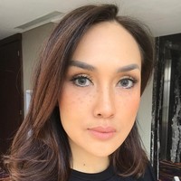 Sara Wijayanto juga tak ketinggalan ikut tren makeup freckles. Riasan mata Sara dibuat bold dengan nuansa emas, sementara freckles dibuat lebih samar di area dekat pipi dan hidung. Foto: Instagram/@sarawijayanto