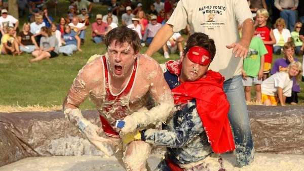 Foto Gulat Unik Dalam Kolam Mashed Potato