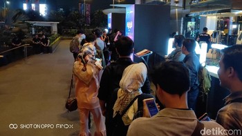 Pada acara ini, mereka akan menjadi orang-orang pertama yang menjajaln langsung ponsel terbaru Oppo. (Foto: Lucki Aprilianto/detikcom)