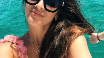 Kacamata hitam jadi salah satu aksesoris favoritnya. Foto: Instagram/natalialbecker